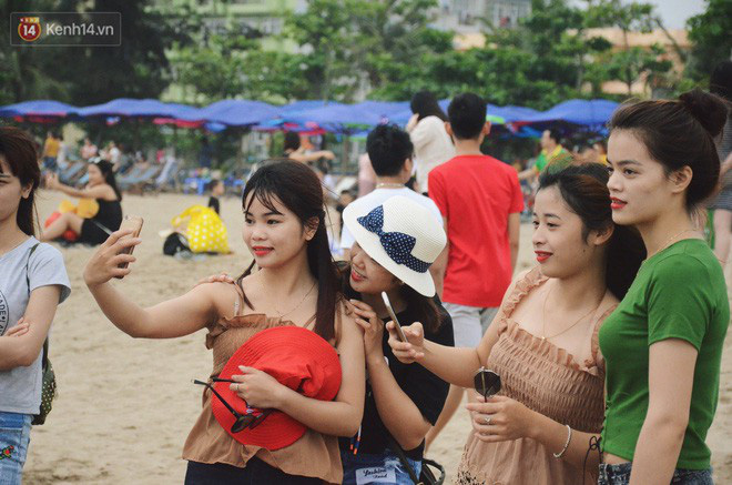 Biển người ken đặc, chen chúc trên các bãi tắm ở Sầm Sơn dịp lễ 30/4 - 1/5 Biển người ken đặc, chen chúc trên các bãi tắm ở Sầm Sơn dịp lễ 30/4 - 1/5